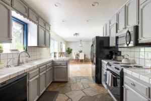 Kuchyň nebo kuchyňský kout v ubytování Relax at Yosemite, Cozy House with King Bed, Private Hot Tub & Fast Wi-Fi, Near town