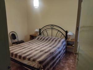1 dormitorio con 1 cama en una habitación en Casa en Carlos Paz en Villa Carlos Paz