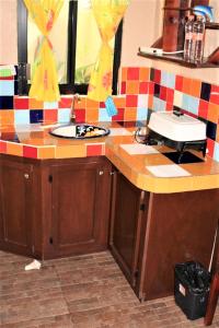 eine Küche mit einer Arbeitsplatte und einem Waschbecken in der Unterkunft Cabañas Rústicas El Benny by Rotamundos in Loreto