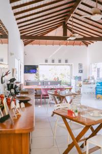 - une salle à manger avec des tables et des chaises dans l'établissement Pousada CafeMar Búzios, à Búzios