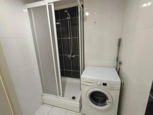 a small bathroom with a washing machine and a shower at Apartment 2+1 in a residential complex in Esenyurt