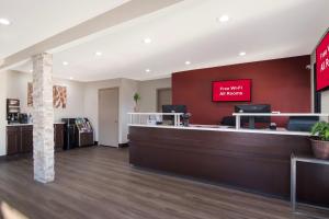 una hall di un ospedale con una sala d'attesa di Red Roof Inn Rocky Mount - Battleboro a Battleboro