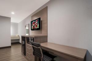 a office with a desk and a chair in a room at Red Roof Inn Rocky Mount - Battleboro in Battleboro