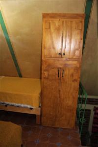 Armario de madera en una habitación con litera en Cabañas Rústicas El Benny by Rotamundos, en Loreto