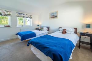 - 2 lits dans une chambre avec 2 fenêtres dans l'établissement Yew Tree Cottage, à Westleton