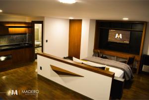 Un televizor și/sau centru de divertisment la Madero Hotel & Suites