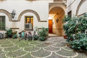 dos bicicletas estacionadas en un patio con plantas en Loft incantevole all'obelisco en Roma