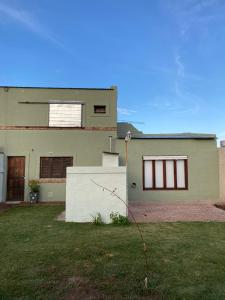 una casa con un patio delante de ella en Departamentos Cachita en Carhué