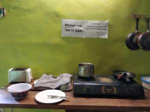 a kitchen counter with a stove and a plate and a mortar and pestle at Kuta Mountain Bungalows in Kuta Lombok