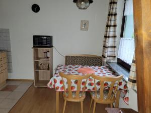 eine Küche mit einem Tisch und 2 Stühlen sowie einem Tisch und Stühlen in der Unterkunft Ferienhaus Gappa in Bad Wilsnack