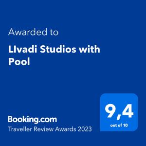 ラッカにあるLIvadi Studios with Poolの青いスクリーン(プール付きのスタジオに授与された文字付)