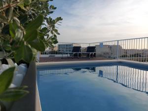 Bazén v ubytování Penthouse, Sea Views and Private Roof Top Pool nebo v jeho okolí