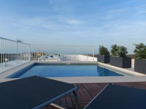 une piscine sur le toit d'un bâtiment dans l'établissement Penthouse, Sea Views and Private Roof Top Pool, à Il-Pergla