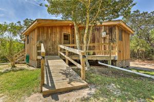 uma cabana de madeira com uma rampa que a conduz em Cozy Hatteras Island Abode about 1 Mi to Frisco Beach! em Frisco