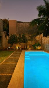 een groot blauw zwembad voor een gebouw bij Aldea Paraíso - Adults only - Boutique hotel in Puerto Escondido