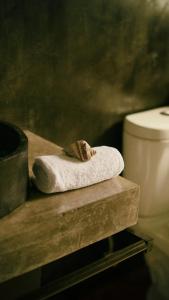 een handdoek op een tafel naast een toilet bij Aldea Paraíso - Adults only - Boutique hotel in Puerto Escondido