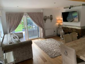 TV a/nebo společenská místnost v ubytování Beautiful Little Bungalow, Indoor Fireplace, & Bar