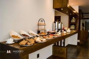 Madero Hotel & Suites في لاباز: بوفيه طعام على كونتر في مطعم