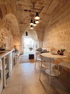 a kitchen and dining room with a table and chairs at CASA NAUTILO - Porta Vecchia in Monopoli