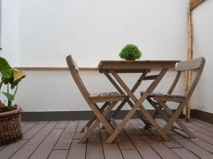 una mesa de madera y una silla con una maceta. en Modern apartment, self check-in, Wi-Fi, Smart TV 55" 4K, en Madrid