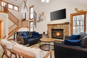 ein Wohnzimmer mit Sofas und einem Kamin in der Unterkunft A Cozy Fire Is The Best Way To Spend A Cold Night! in Tannersville