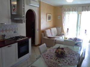 A kitchen or kitchenette at Appartamento Victoria con parcheggio privato
