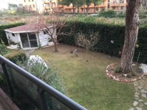 A garden outside Appartamento Victoria con parcheggio privato