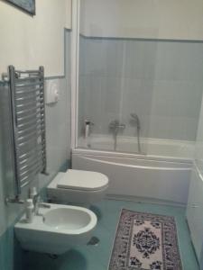 A bathroom at Appartamento Victoria con parcheggio privato