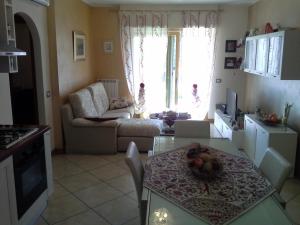 A kitchen or kitchenette at Appartamento Victoria con parcheggio privato