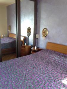 A bed or beds in a room at Appartamento Victoria con parcheggio privato
