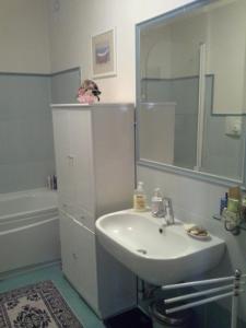 A bathroom at Appartamento Victoria con parcheggio privato