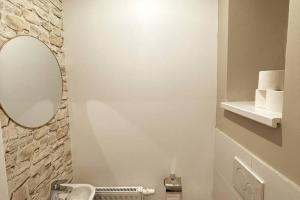 bagno con servizi igienici, specchio e lavandino di OrestaLiving - BrigittineurLände a Vienna