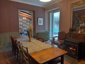 jadalnia ze stołem i kominkiem w obiekcie Maison Violette en Berry w mieście Aigurande +31 zdjęć