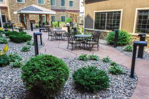 eine Terrasse mit Tischen und Stühlen im Innenhof in der Unterkunft Staybridge Suites Minot, an IHG Hotel in Minot