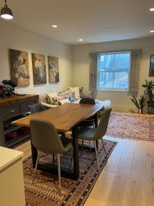 倫敦的住宿－New Build Modern 1 Bedroom，客厅配有木桌和椅子