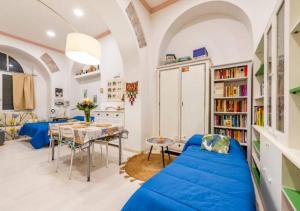sala de estar con sofá azul y mesa en Loft incantevole all'obelisco en Roma