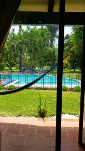 een raam met uitzicht op een zwembad bij Villa Esperanza in Ticumán