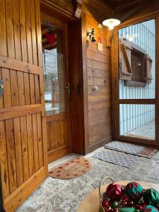 - une entrée pour une cabine avec une porte en bois dans l'établissement La Veranda nella Neve - Camigliatello Silano, à Camigliatello Silano