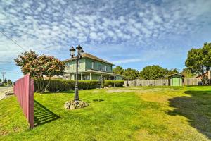 Κήπος έξω από το Bella Rose Lovely Eureka Home Near Redwoods!