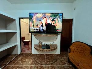 TV a/nebo společenská místnost v ubytování Solar Energy Presidential Suite