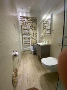 Koupelna v ubytování Vapama Rooms