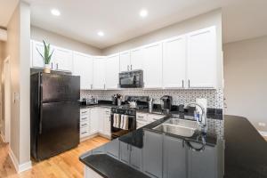 A kitchen or kitchenette at Vibrant and Modern 2-Bedroom Home Near Downtown