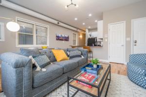 sala de estar con sofá y mesa en Vibrant and Modern 2-Bedroom Home Near Downtown, en Chicago