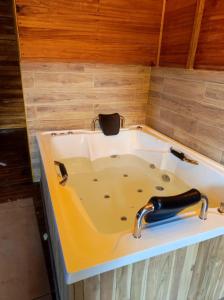 bañera con lavabo en una habitación en HOTEL CABAÑAS SANTO TOMAS, en Paipa