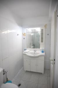 ティロスにあるKarantouの白いバスルーム(シンク、シャワー付)