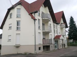 un gran edificio blanco con techo rojo en Weyersheim 3 Pieces "JOE" en Weyersheim