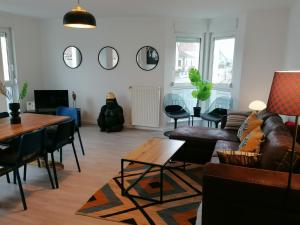 ein Wohnzimmer mit einem Sofa und einem Tisch in der Unterkunft Weyersheim 3 Pieces "JOE" in Weyersheim