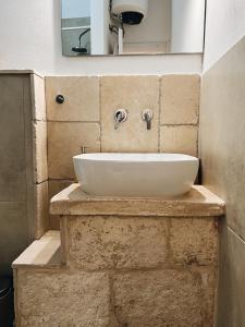 a bathroom with a sink and a mirror at CASA NAUTILO - Porta Vecchia in Monopoli