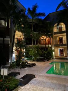 un complejo con piscina frente a un edificio en Macaws Ocean Club Apartamento # 18, en Jacó