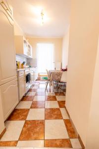 Una cocina con suelo de baldosas y una mesa. en 163 Zentrum Nord Apartment Messe,HBF,A14, en Leipzig